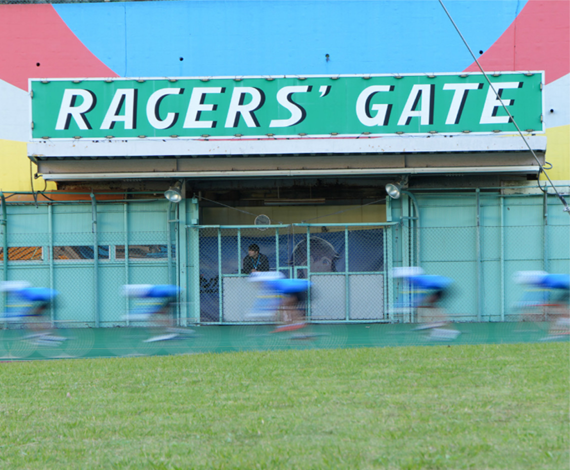 舞台は伊東温泉競輪場。本番さながらの緊張感と共に走る