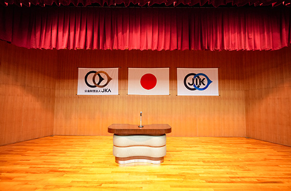 講堂の舞台上には3種の旗が掲出。