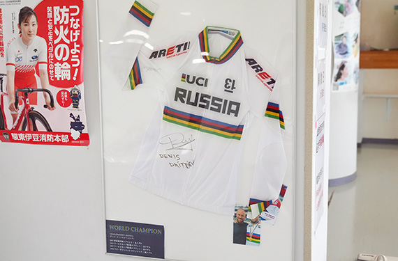 ロシアで活躍した元世界チャンピオン デニス・ドミトリエフのサイン。