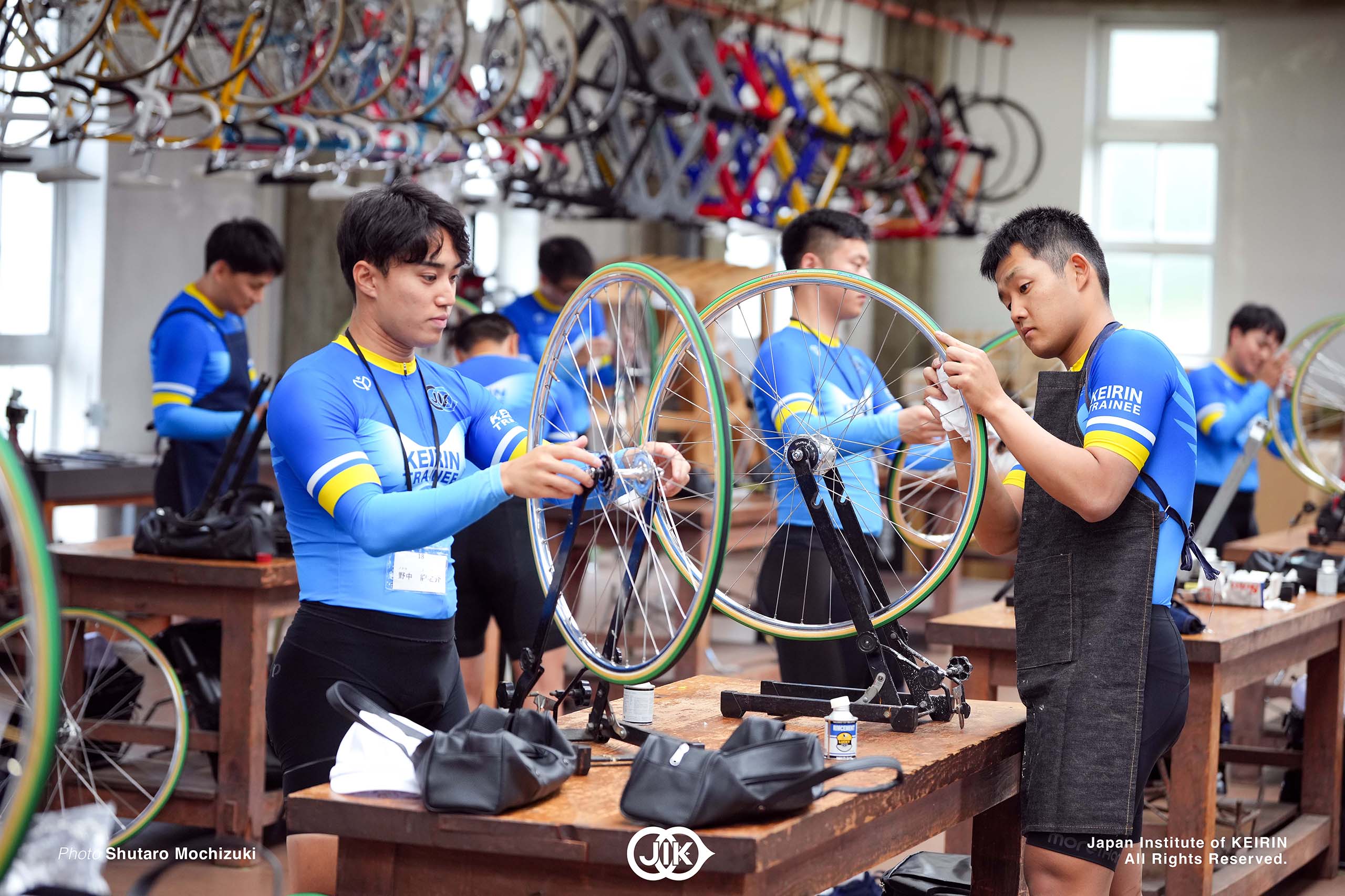 自転車整備も選手の大事な仕事のひとつ。